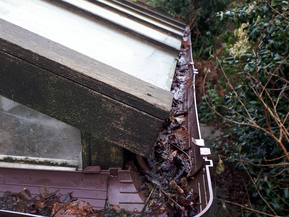 Clear and repair guttering